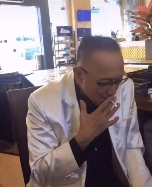 71歲曹查理罕露面，頭髮稀少眼神犀利，面對鏡頭略顯羞澀，風光一時卻血本無歸，網：老了也讓人敬佩