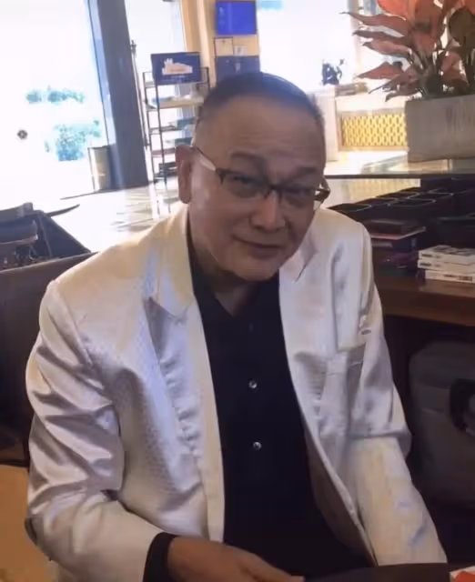 71歲曹查理罕露面，頭髮稀少眼神犀利，面對鏡頭略顯羞澀，風光一時卻血本無歸，網：老了也讓人敬佩