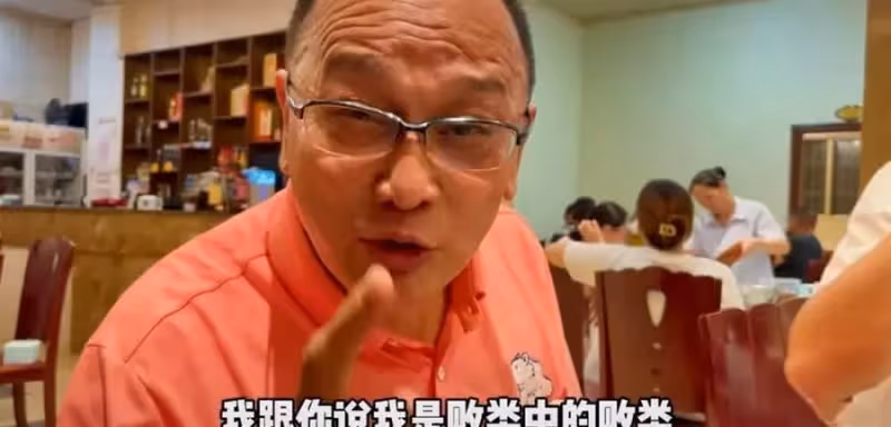 71歲曹查理罕露面，頭髮稀少眼神犀利，面對鏡頭略顯羞澀，風光一時卻血本無歸，網：老了也讓人敬佩