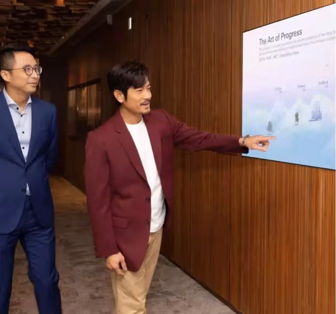 56歲郭富城近照曝光！身材乾瘦滿臉胡茬「歲月感真實」，梳斜分髮型坐姿霸氣：不愧是天王氣場！