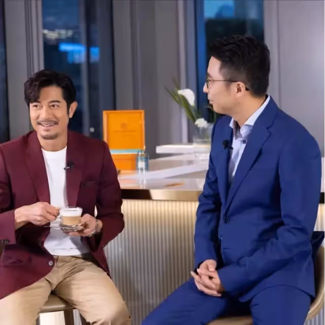 56歲郭富城近照曝光！身材乾瘦滿臉胡茬「歲月感真實」，梳斜分髮型坐姿霸氣：不愧是天王氣場！