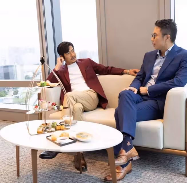 56歲郭富城近照曝光！身材乾瘦滿臉胡茬「歲月感真實」，梳斜分髮型坐姿霸氣：不愧是天王氣場！
