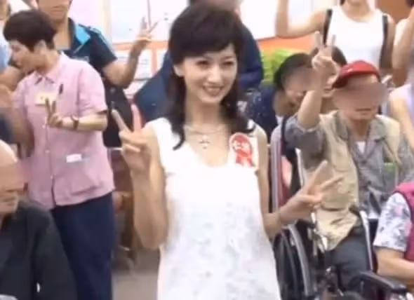 趙雅芝不再裝嫩，68歲無懼皺紋，「不老女神」老了依舊自信優雅