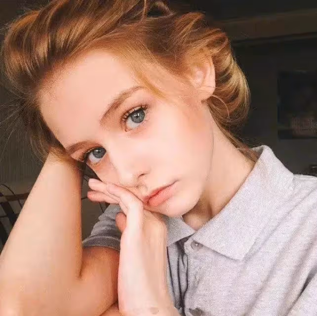 一笑就傾城❤️24歲俄羅斯美女「被上帝吻過的臉蛋」根本洋娃娃 驚喜化身「真人暗黑芭比」反差美翻