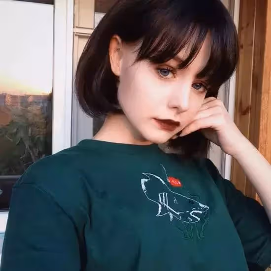 一笑就傾城❤️24歲俄羅斯美女「被上帝吻過的臉蛋」根本洋娃娃 驚喜化身「真人暗黑芭比」反差美翻