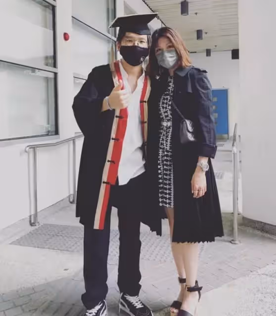 恭喜!林曉峰小兒子高中畢業,康子妮穿花紋上衣齡有術狀態大好,17歲兒子五官復刻老爸,繼承父母音樂天賦