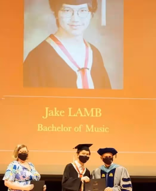 恭喜!林曉峰小兒子高中畢業,康子妮穿花紋上衣齡有術狀態大好,17歲兒子五官復刻老爸,繼承父母音樂天賦