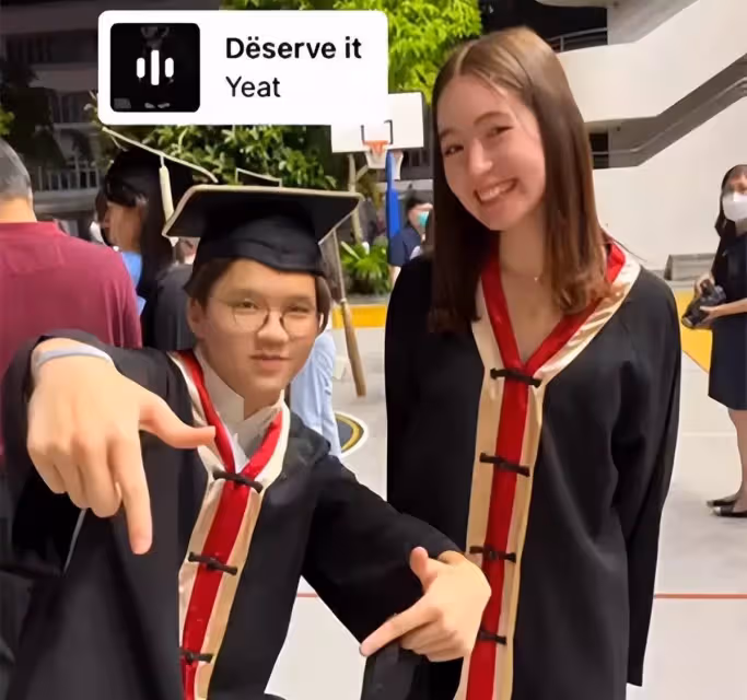恭喜!林曉峰小兒子高中畢業,康子妮穿花紋上衣齡有術狀態大好,17歲兒子五官復刻老爸,繼承父母音樂天賦