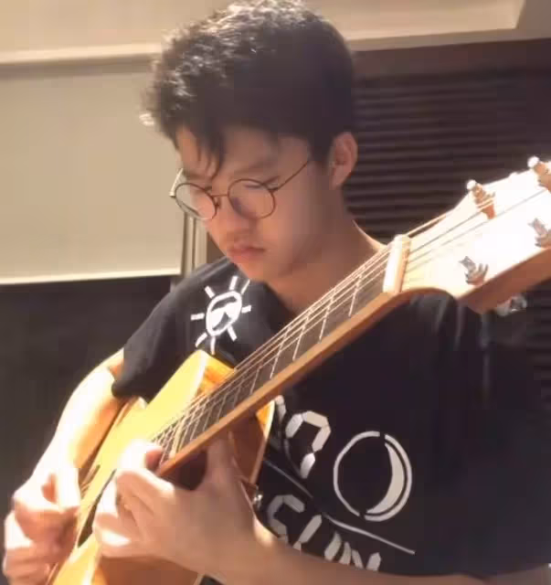 恭喜!林曉峰小兒子高中畢業,康子妮穿花紋上衣齡有術狀態大好,17歲兒子五官復刻老爸,繼承父母音樂天賦