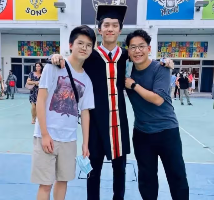 恭喜!林曉峰小兒子高中畢業,康子妮穿花紋上衣齡有術狀態大好,17歲兒子五官復刻老爸,繼承父母音樂天賦