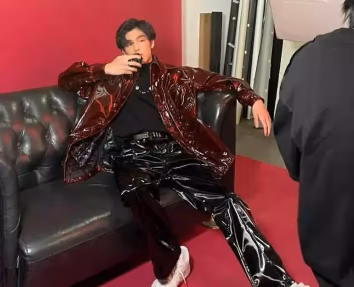 恭喜！林曉峰小兒子高中畢業，康子妮穿花紋上衣齡有術狀態大好，17歲兒子五官復刻老爸，繼承父母音樂天賦