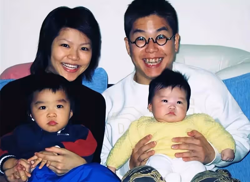 恭喜！林曉峰小兒子高中畢業，康子妮穿花紋上衣齡有術狀態大好，17歲兒子五官復刻老爸，繼承父母音樂天賦
