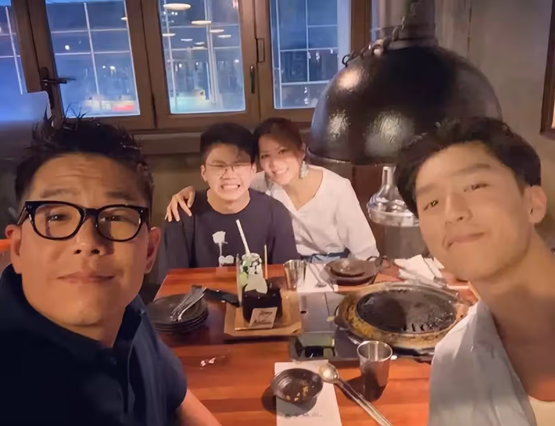 恭喜！林曉峰小兒子高中畢業，康子妮穿花紋上衣齡有術狀態大好，17歲兒子五官復刻老爸，繼承父母音樂天賦