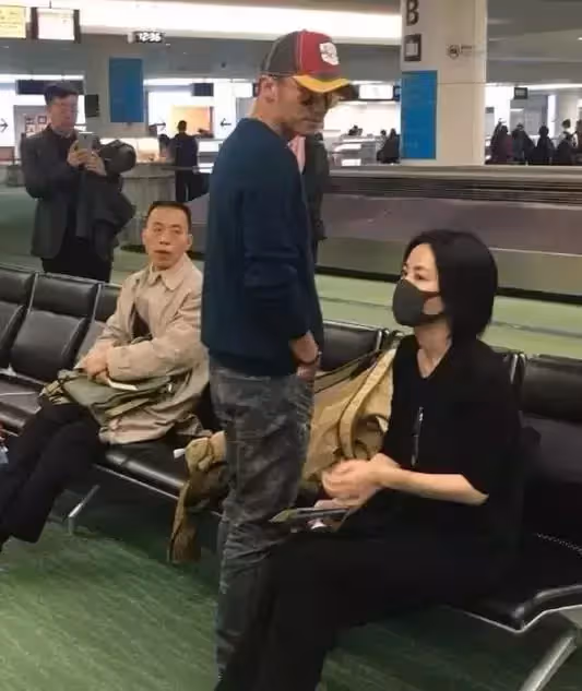 真的老了!52歲王菲與小鮮肉約會模樣大變,頭髮稀疏臉也有點僵