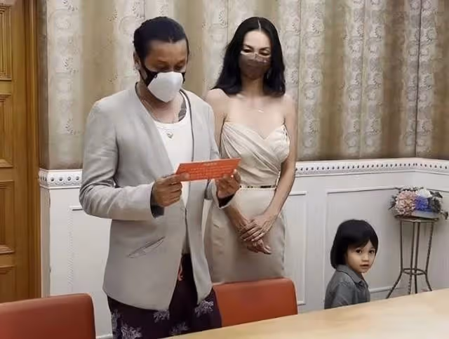 恭喜!香港名模宣布註冊結婚,未婚先孕和印度富商生了兩個兒子