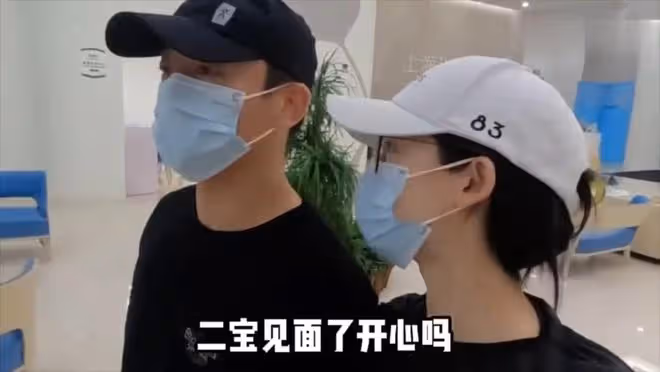 苗苗向鄭愷抱怨帶娃太累,老公不但不安慰,還說:你出去工作