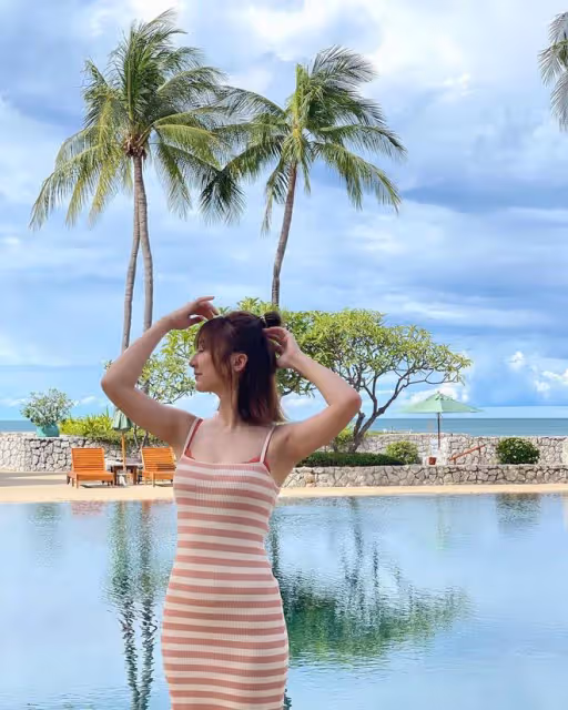 高海寧現身泰國旅遊，穿弔帶裙大秀身材，黝黑的皮膚成為焦點