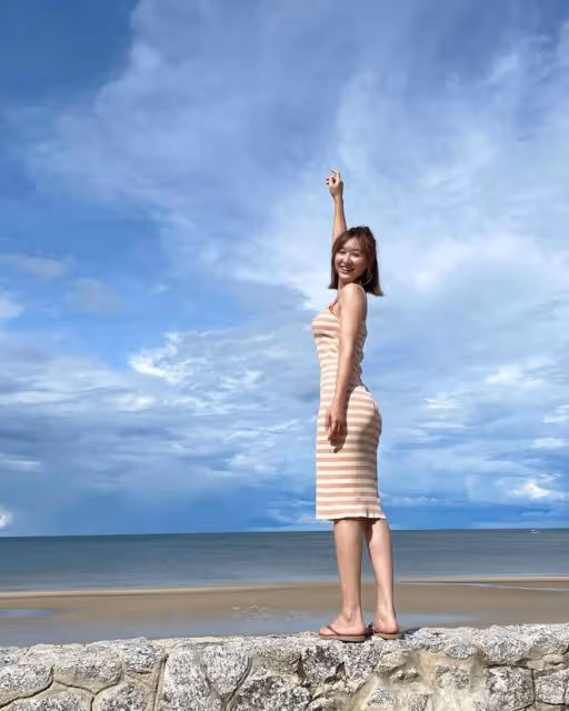 高海寧現身泰國旅遊,穿弔帶裙大秀身材,黝黑的皮膚成為焦點