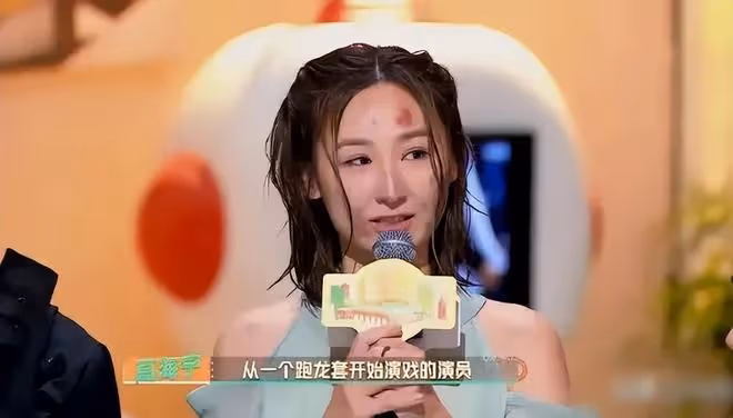 高海寧現身泰國旅遊,穿弔帶裙大秀身材,黝黑的皮膚成為焦點
