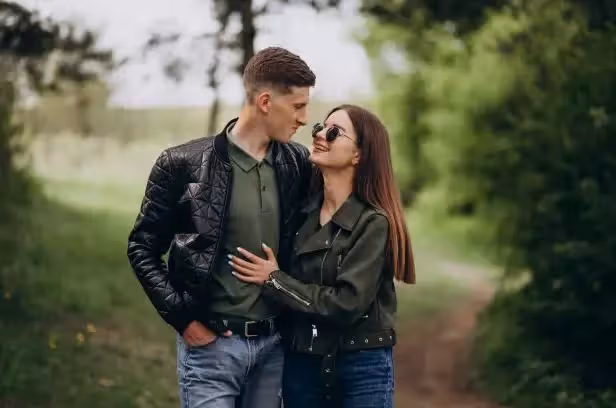 「嫂子,賺錢少不配吃飯」婆婆一腳把小姑子踹下桌:吃白飯有臉?