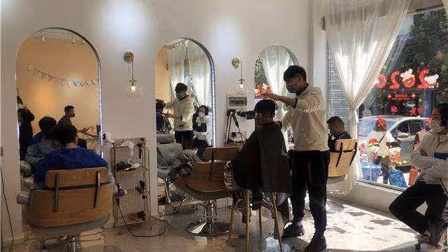 弟妹來我店理髮,我收她一百,弟弟打電話責備:自家人還收錢?