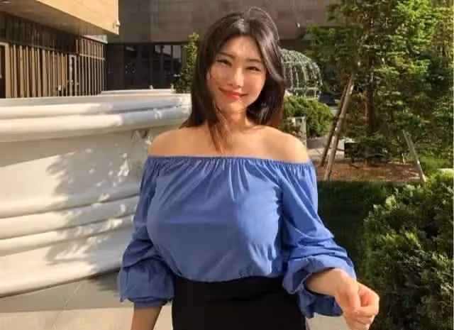 父親養大女兒,女兒嫁有錢人後冷落父親,三年後父親將家產給保姆