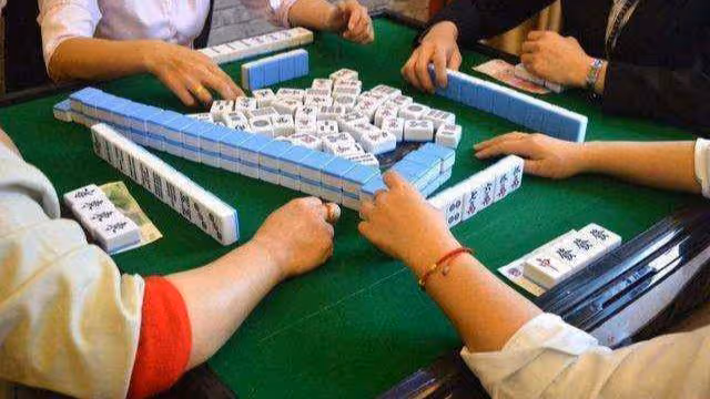 父親養大女兒,女兒嫁有錢人後冷落父親,三年後父親將家產給保姆