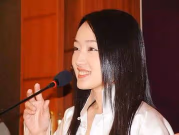 50歲的楊鈺瑩為何還不結婚?她含淚講述真實原因,太令人心疼了