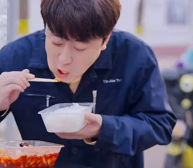 39歲知名演員轉行當的哥,站街邊大口吃盒飯,衣服穿到發白顯心酸