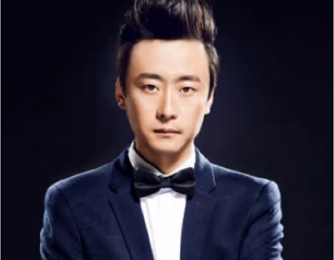 39歲知名演員轉行當的哥,站街邊大口吃盒飯,衣服穿到發白顯心酸