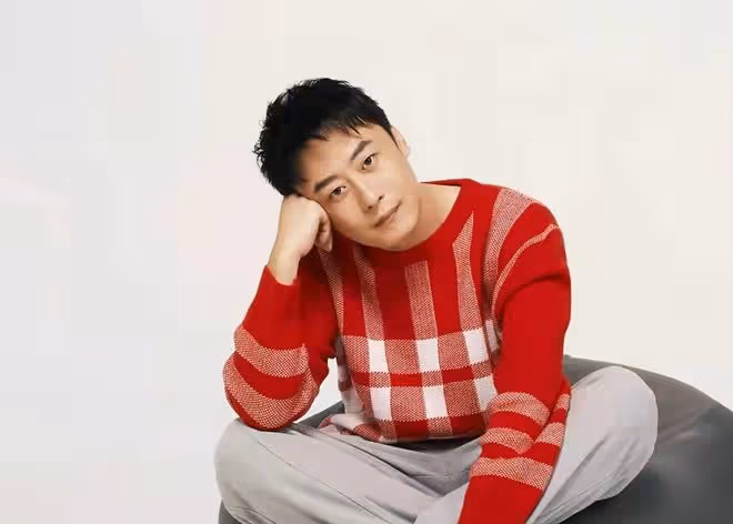 39歲知名演員轉行當的哥,站街邊大口吃盒飯,衣服穿到發白顯心酸