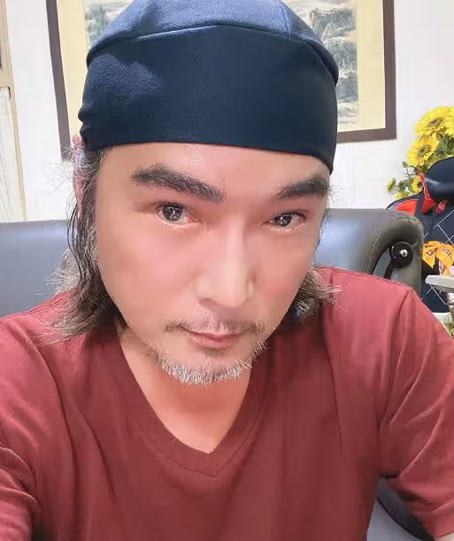 39歲知名演員轉行當的哥,站街邊大口吃盒飯,衣服穿到發白顯心酸