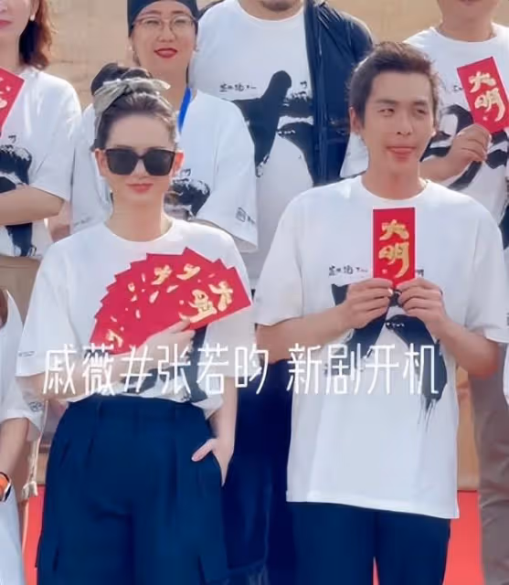 張若昀身體惹擔憂,現身馬路邊被指暴瘦成紙皮人,手暴青筋引圍觀