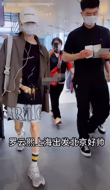 張若昀身體惹擔憂,現身馬路邊被指暴瘦成紙皮人,手暴青筋引圍觀