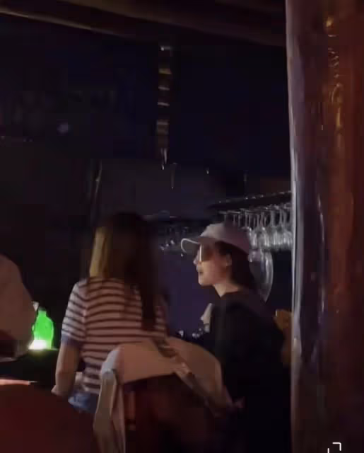 劉亦菲在大理酒吧被偶遇,穿著樸素嗑瓜子,白到發光美到一眼認出