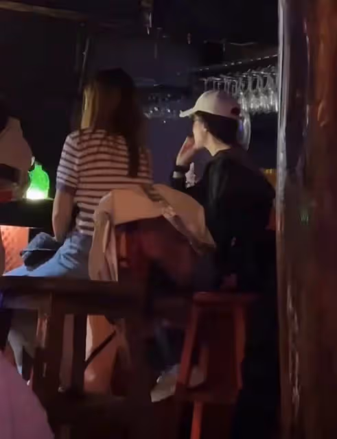 劉亦菲在大理酒吧被偶遇,穿著樸素嗑瓜子,白到發光美到一眼認出