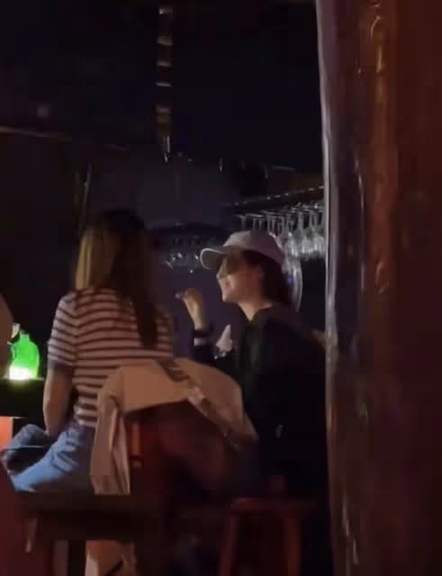 劉亦菲在大理酒吧被偶遇,穿著樸素嗑瓜子,白到發光美到一眼認出