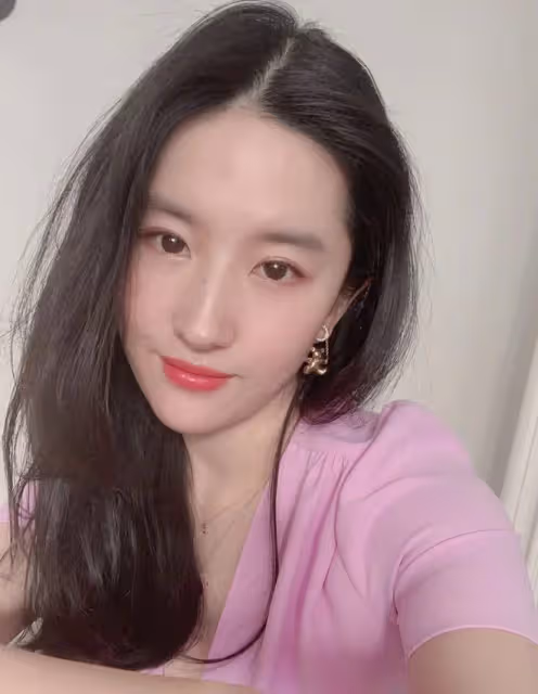 劉亦菲在大理酒吧被偶遇,穿著樸素嗑瓜子,白到發光美到一眼認出
