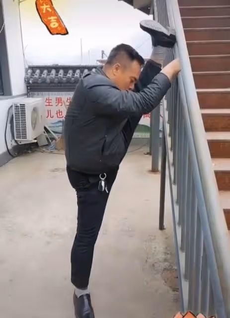 演員黑子自曝當「村官」，樓梯上壓腿功底深厚，車鑰匙引網友熱議