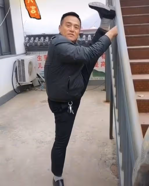 演員黑子自曝當「村官」，樓梯上壓腿功底深厚，車鑰匙引網友熱議