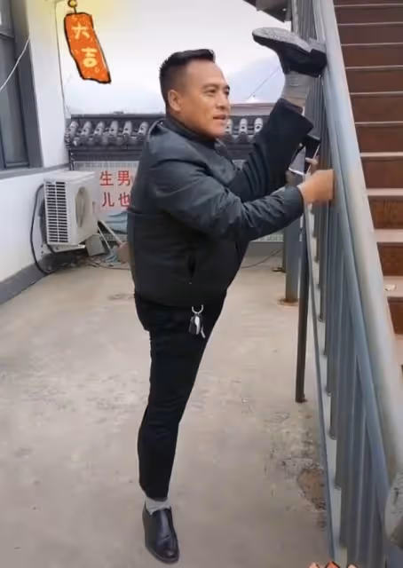 演員黑子自曝當「村官」，樓梯上壓腿功底深厚，車鑰匙引網友熱議