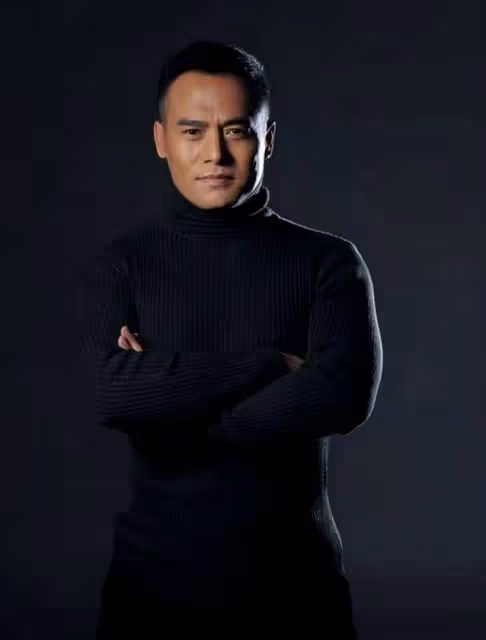 演員黑子自曝當「村官」,樓梯上壓腿功底深厚,車鑰匙引網友熱議