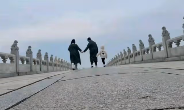 孫紅雷一家三口外出慶紀念日,與妻子甜蜜牽手,5歲女兒長腿吸睛