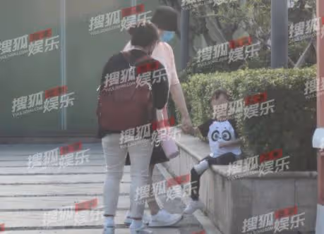 孫紅雷一家三口外出慶紀念日,與妻子甜蜜牽手,5歲女兒長腿吸睛