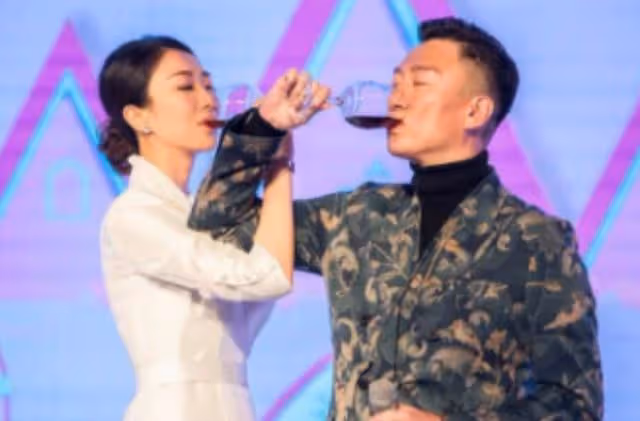 孫紅雷一家三口外出慶紀念日,與妻子甜蜜牽手,5歲女兒長腿吸睛