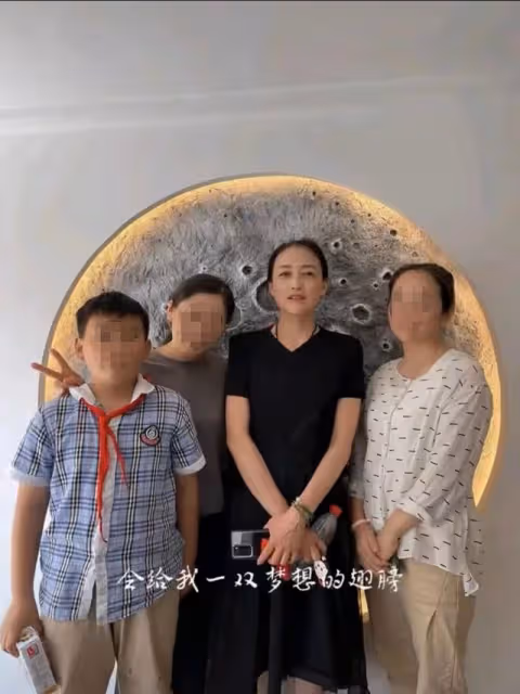 靳東妹妹曬全家合影!外甥女罕見曝光,高顏值搶眼欲進軍娛樂圈