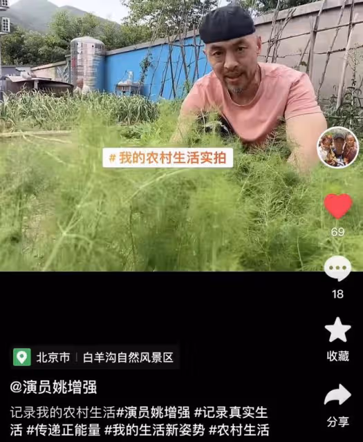 50歲實力演員在農村生活！下地幹活喂雞不修邊幅，日常騎摩托出行