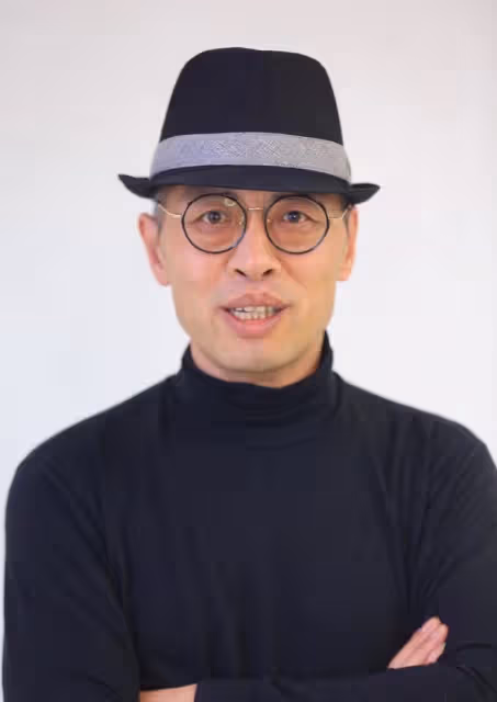 50歲實力演員在農村生活！下地幹活喂雞不修邊幅，日常騎摩托出行