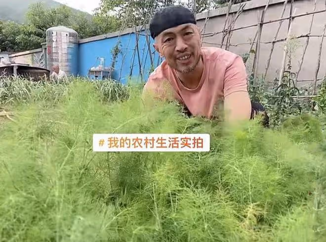 50歲實力演員在農村生活！下地幹活喂雞不修邊幅，日常騎摩托出行