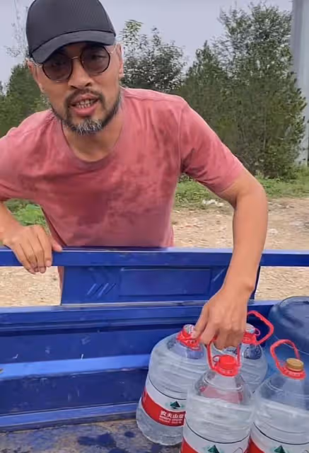 50歲實力演員在農村生活！下地幹活喂雞不修邊幅，日常騎摩托出行